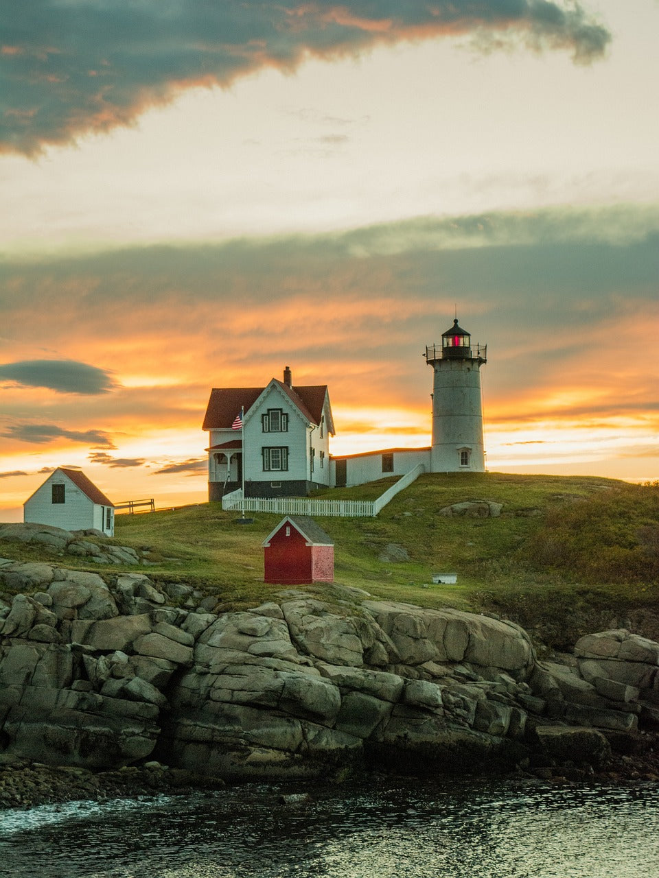 LIGHTHOUSE AT SUNSET. Image by William Hayes from Pixabay