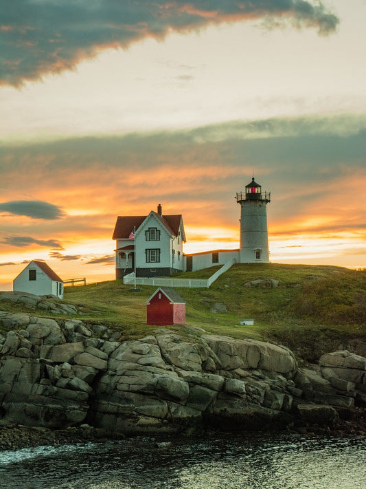 LIGHTHOUSE AT SUNSET. Image by William Hayes from Pixabay